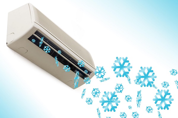 Air conditioner with low temperature kit and its temperature sensor