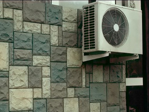Klima uređaj na ventiliranoj fasadi kuće