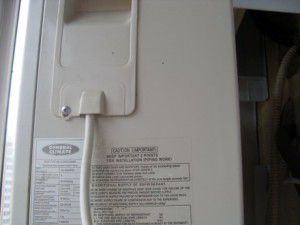 međuspojni kabel pričvršćen na vanjsku jedinicu