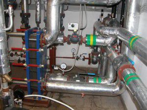 Distribution unit for water heating of an industrial building