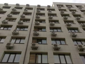 Such a picture significantly spoils the appearance of the facade.