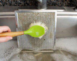 Cleaning the grease filter manually