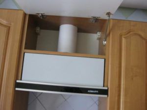 Kompletan ormar s vratima na šarkama